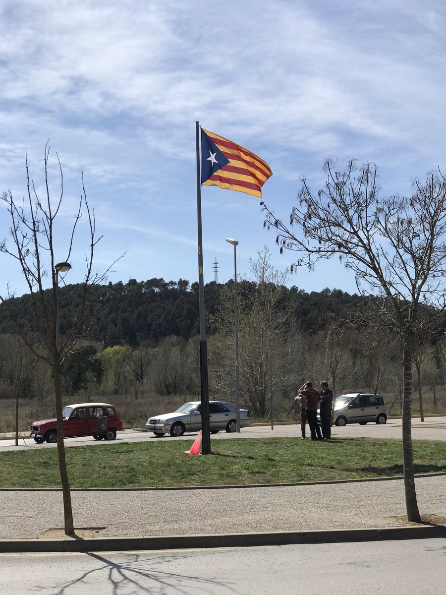 anc_ter's tweet photo. Ja torna a estar alçada a Sarrià de Ter! https://t.co/XR6gy06O3o