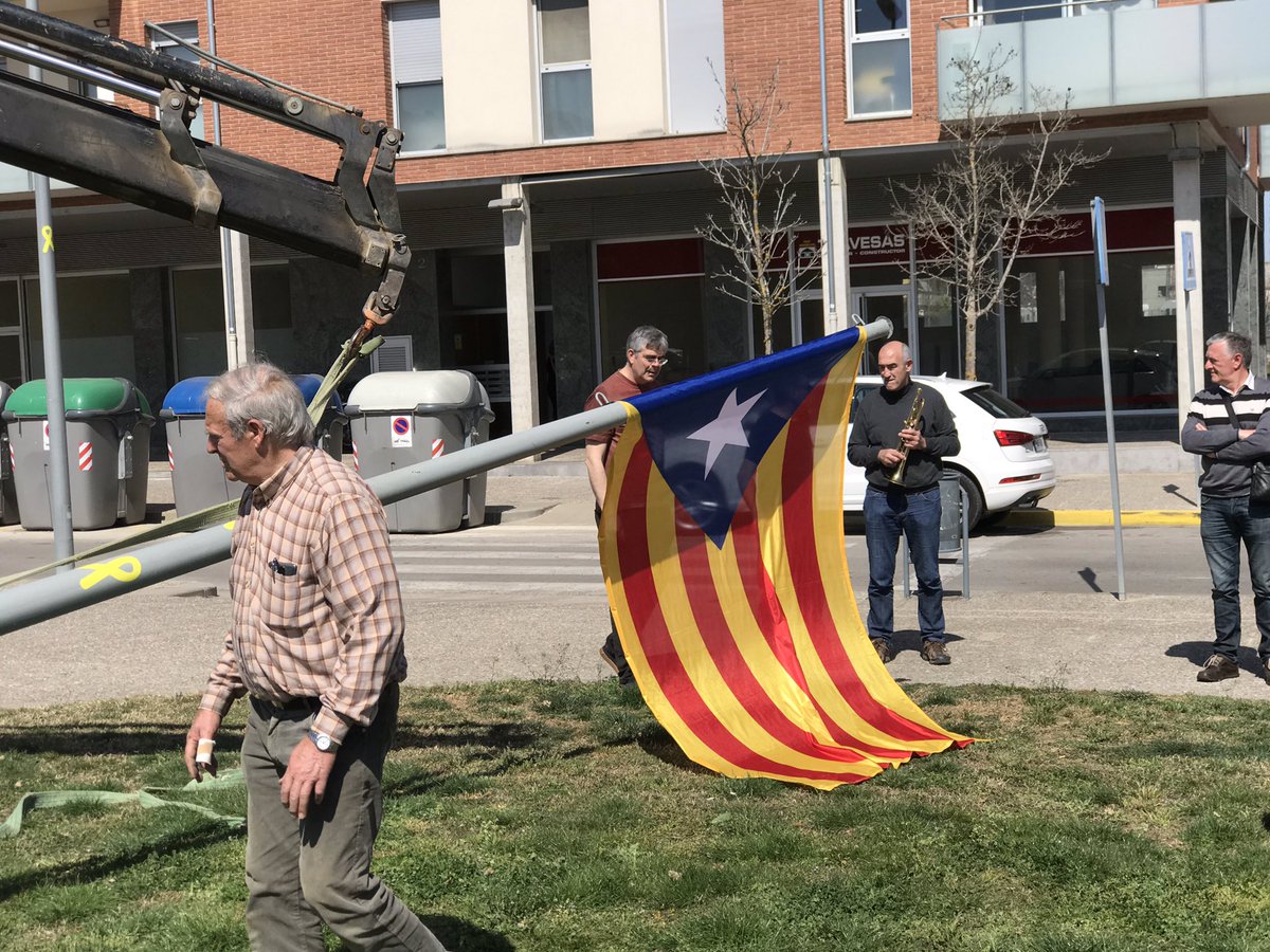 anc_ter's tweet photo. Ja torna a estar alçada a Sarrià de Ter! https://t.co/XR6gy06O3o