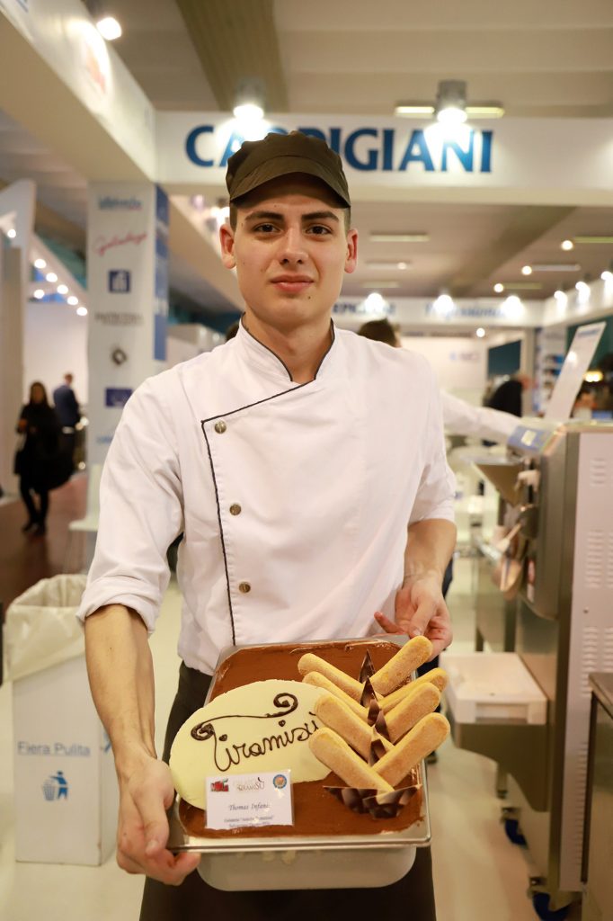 Austria_1's tweet image. يوم غد الأحد 24 مارس 2019 م .
يقام للمرة السابعة &quot; اليوم الأوروبي لصناعـي «الآيس كريم» 
نكهة اليوم الأوروبي 2019 . جيلاتو التيراميسو 
يتم إعدادها وفقاً لوصفة الشاب توماس إينفانتي🇮🇹
الفائز بجائزة كأس جيلاتو التيراميسو الإيطالي
والتي أقيمت في معرض الآيس كريم الدولي التاسع والخمسين.