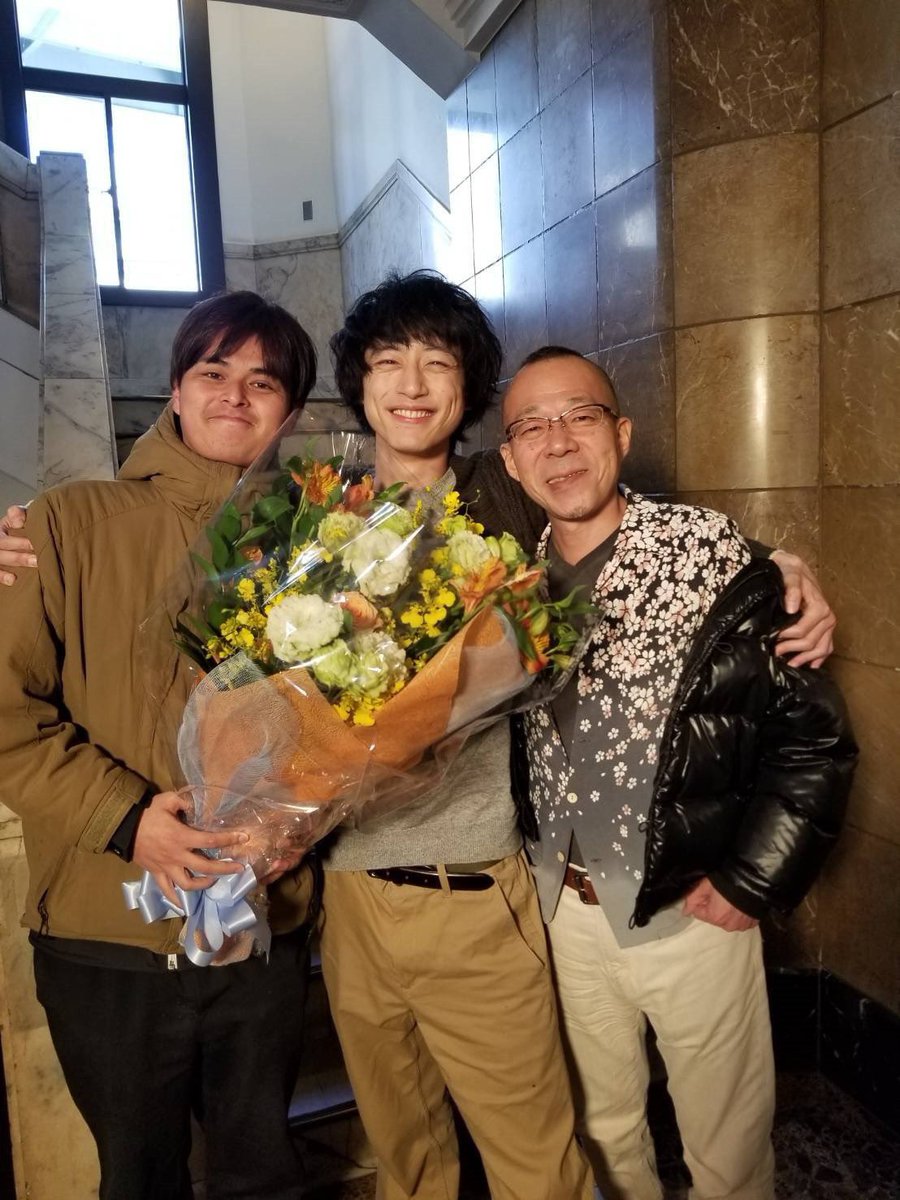 『イノセンス 冤罪弁護士』最終話、まもなく始まります☺️南雲監督、丸谷監督と一緒に、撮影を全て終えた満面の笑みの坂口さん😄本当に素敵な座長でした👏☺️拓の心の叫び、是非是非、ご覧くださいませ😢#月曜から夜ふかし からチャンネルはそのままです🌛#イノセンス #冤罪弁護士 #坂口健太郎