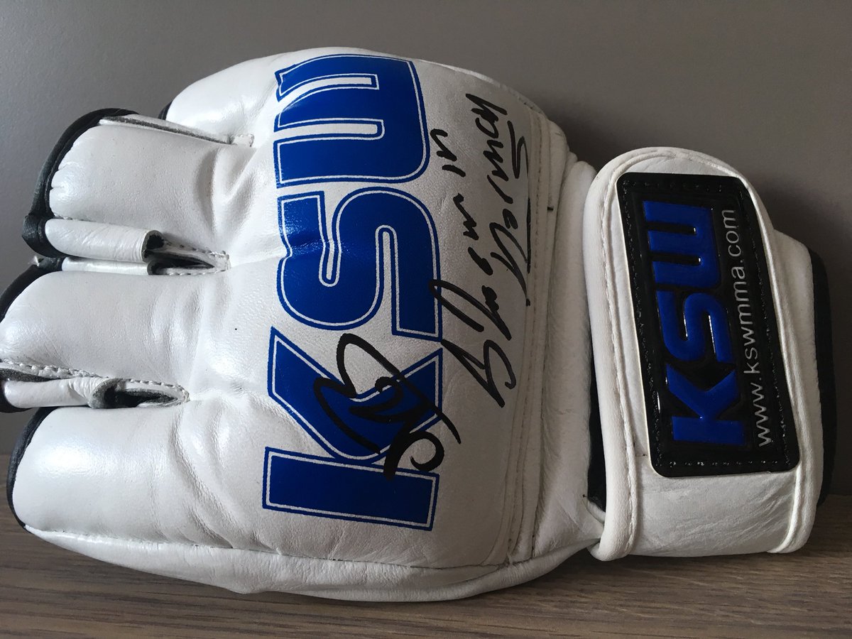 KSW_MMA's tweet photo. COMPETITION!! Win this official KSW fight glove 🥊 signed by @norman_parke & @BorysMankowski.
To enter just:
👊 Like & RT
👊 Comment below with your prediction of the fight
Winner will be selected at random after the event.
#KSW47 live tonight on https://t.co/F6vAzlDmE2!!! https://t.co/WNMdIyMycM