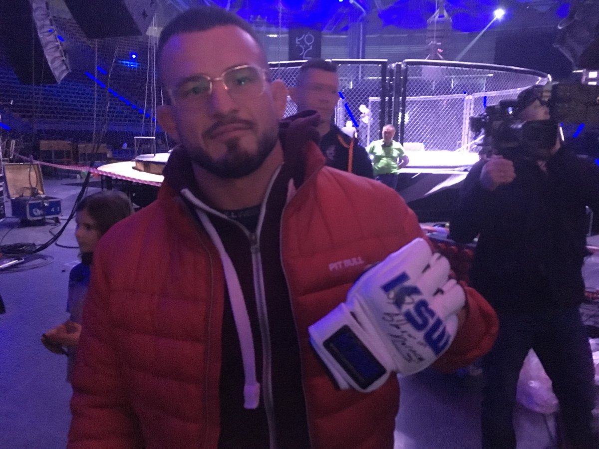 KSW_MMA's tweet photo. COMPETITION!! Win this official KSW fight glove 🥊 signed by @norman_parke & @BorysMankowski.
To enter just:
👊 Like & RT
👊 Comment below with your prediction of the fight
Winner will be selected at random after the event.
#KSW47 live tonight on https://t.co/F6vAzlDmE2!!! https://t.co/WNMdIyMycM