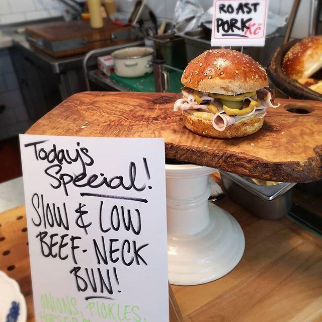 kenohishouten's tweet photo. Today's Lunch🍔
・
Our daughter eats bio hotdog! That's also yammy😋
・
#prague #czech #プラハ生活 #organic #bio #biobeef #minaperhonen https://t.co/o6OGZhOC31 https://t.co/Qu6L64idrD