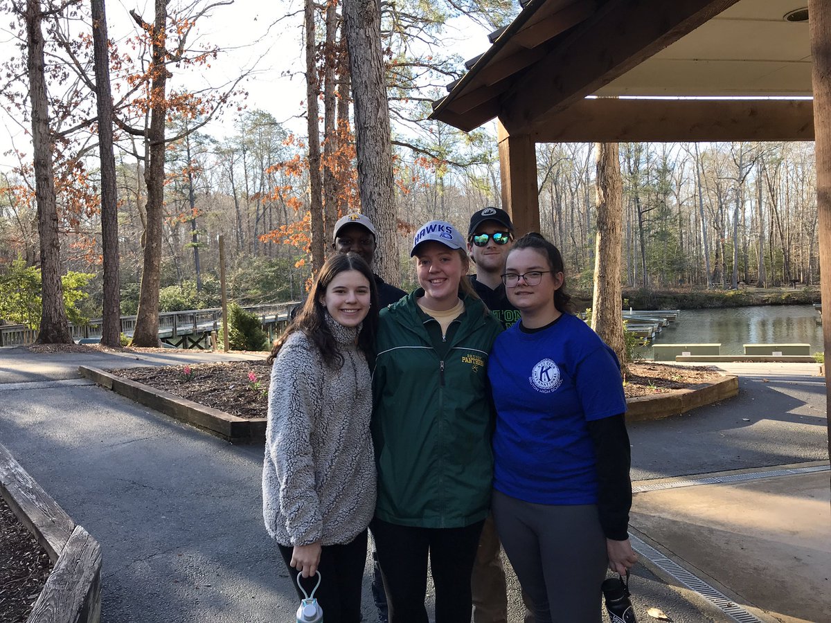 BrutonKeyClub's tweet photo. Bruton panthers volunteering for our second annual Bruton Day of Service!! https://t.co/kcKhI5IoSj