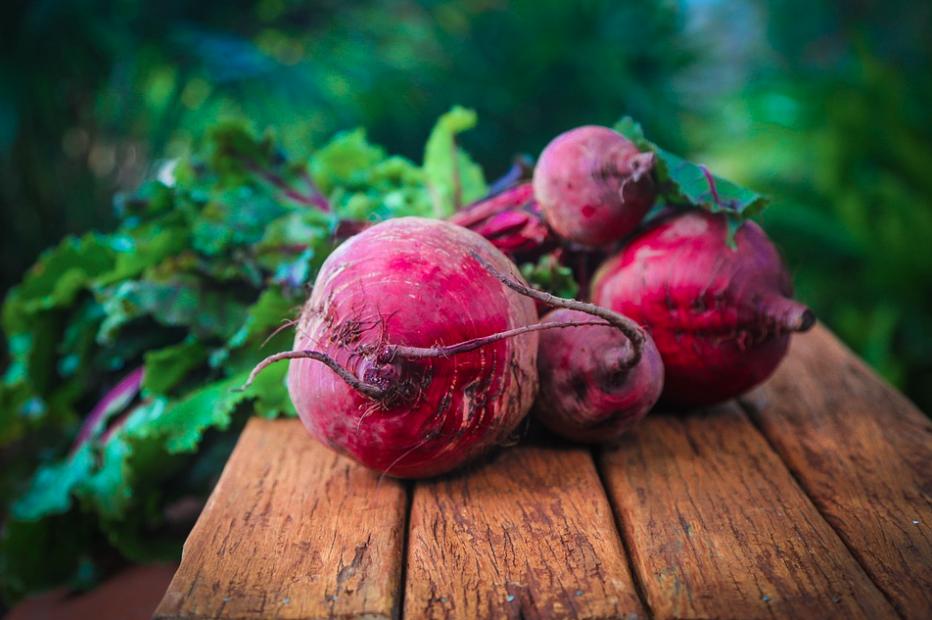 youtrients's tweet image. Beets have many impressive health benefits, including fighting inflammation, supporting brain health, and assisting weight loss. A superfood that is good for the heart, mind, and muscles? Beets are something you just can’t beat, pun intended 😉.