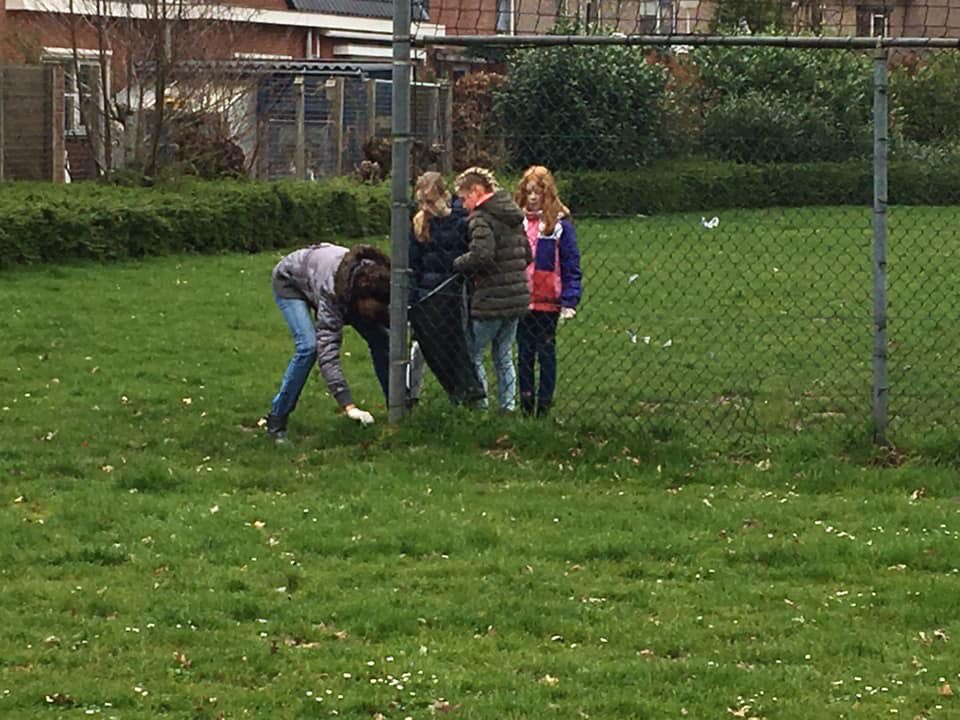 Aan de 17e editie van de #landelijkeOpschoondag wordt ook in #Woudenberg aandacht besteed. Wethouder <a href="/pdkruif/">Pieter de Kruif ⚽️🎾</a> stak vanmorgen samen met omwonenden, kinderen en Reinier @jeugdpunt de handen uit de mouwen om onder andere de JOP aan het Westerwoud op te knappen