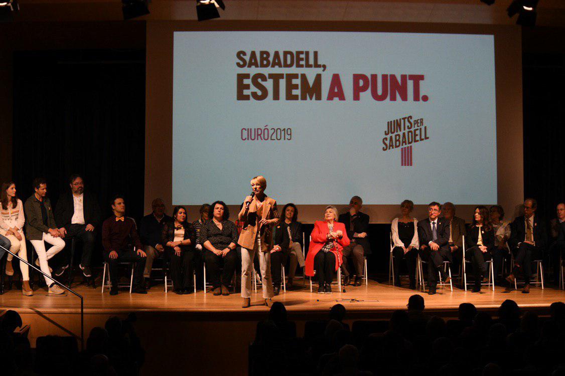 JuntsXCat's tweet photo. 💛 Moltes gràcies a totes i a tots els que ens heu acompanyat en l'acte de presentació de la candidatura de @JuntsXSabadell
💬 "Mentre uns per guanyar necessiten les togues, nosaltres només necessitem les urnes. Omplim-les de llibertat i esperança!"
#NoEnsRendirem
#FreTothom🎗️ https://t.co/UIoLIk341w