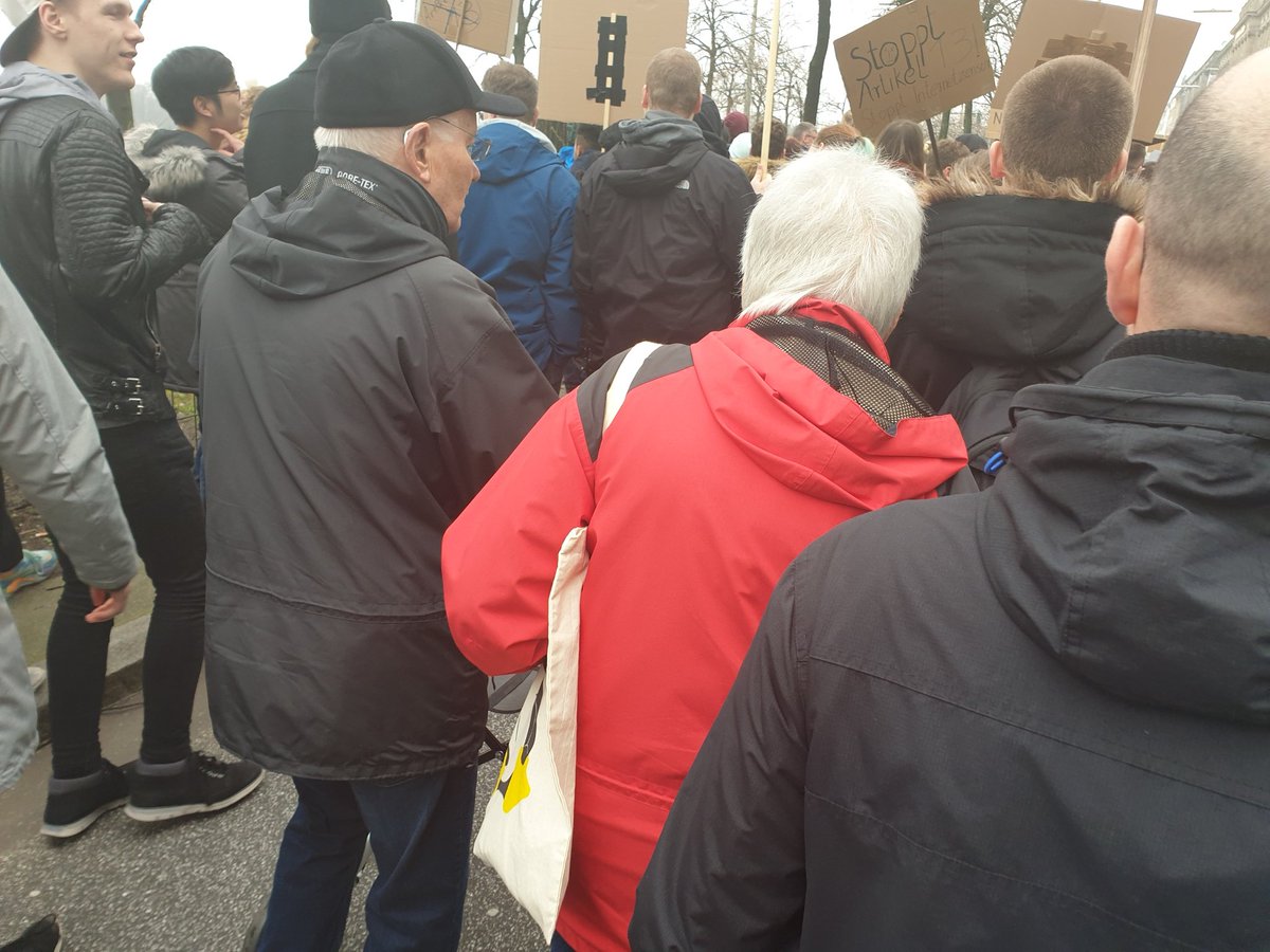 Nicht nur junge Leute demonstrieren gegen #Artikel13 #SaveYourInternet #hamburg