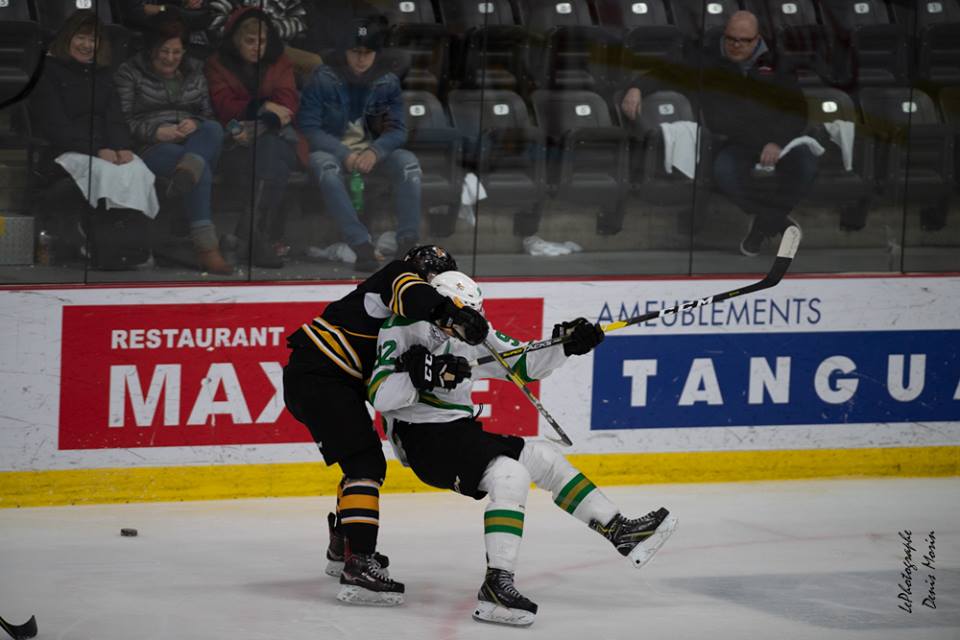 Parlonsjunior's tweet photo. Faux départ pour les #Foreurs, un mélange d'excitation, nervosité et un match à l'étranger  |

https://t.co/b06b6IxZdZ | #LHJMQ  | https://t.co/PlbD0yLsDl