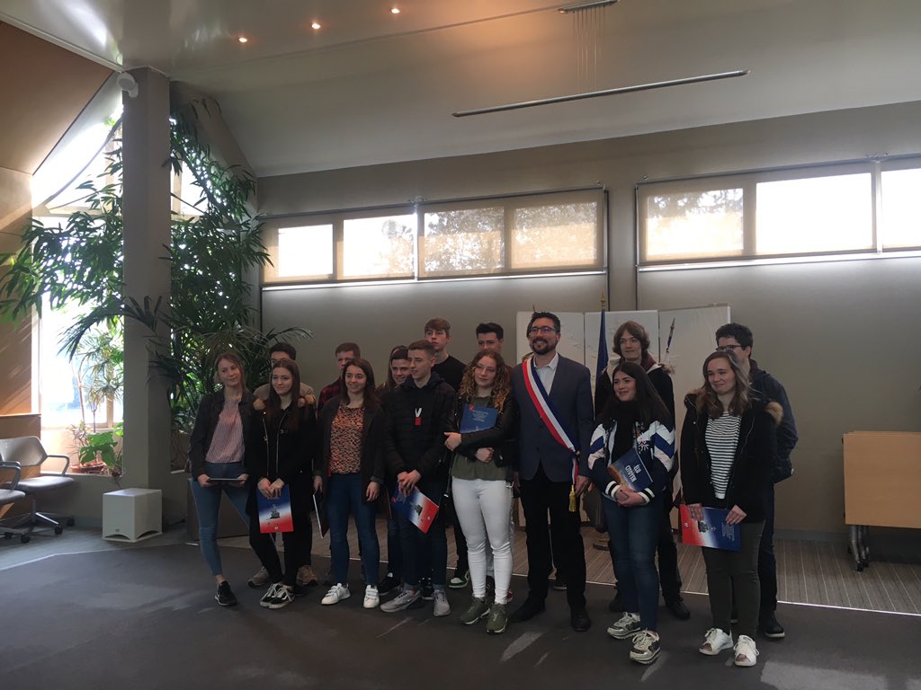 julieaubaud's tweet photo. 23/03/2019 à la mairie @villeliffre
👉🏼Temps fort dans la vie citoyenne de nos jeunes #liffréens de 18 ans avec @guilhome35 Maire et les élus. #électeurs #nouveauxélecteurs
#Cérémonie #citoyenne
#droitdevote #carteselectorales #vote #élections #démocratie https://t.co/pYnUZMfwpM