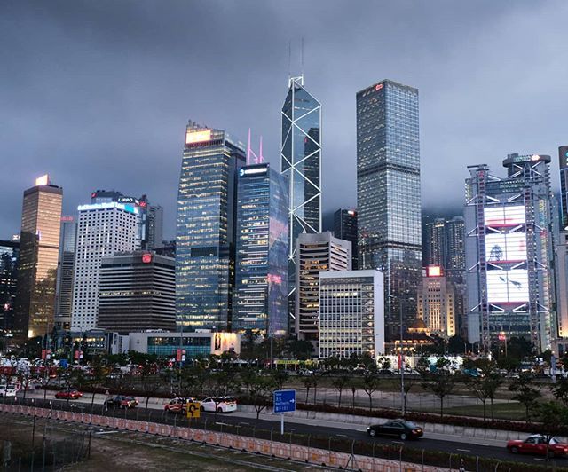 4cornersfoto's tweet photo. Hong Kong Island's Central District taken from the waterfront. Norman Foster's award winning HSBC building is on the right for any of you architecture nerds :-)
.
.
.
#hongkong #hongkongisland #hsbcbuildinghongkong #hongkongskyline #hongkongatdusk #hongkongwaterfront #urban … https://t.co/eeRaKGgegy
