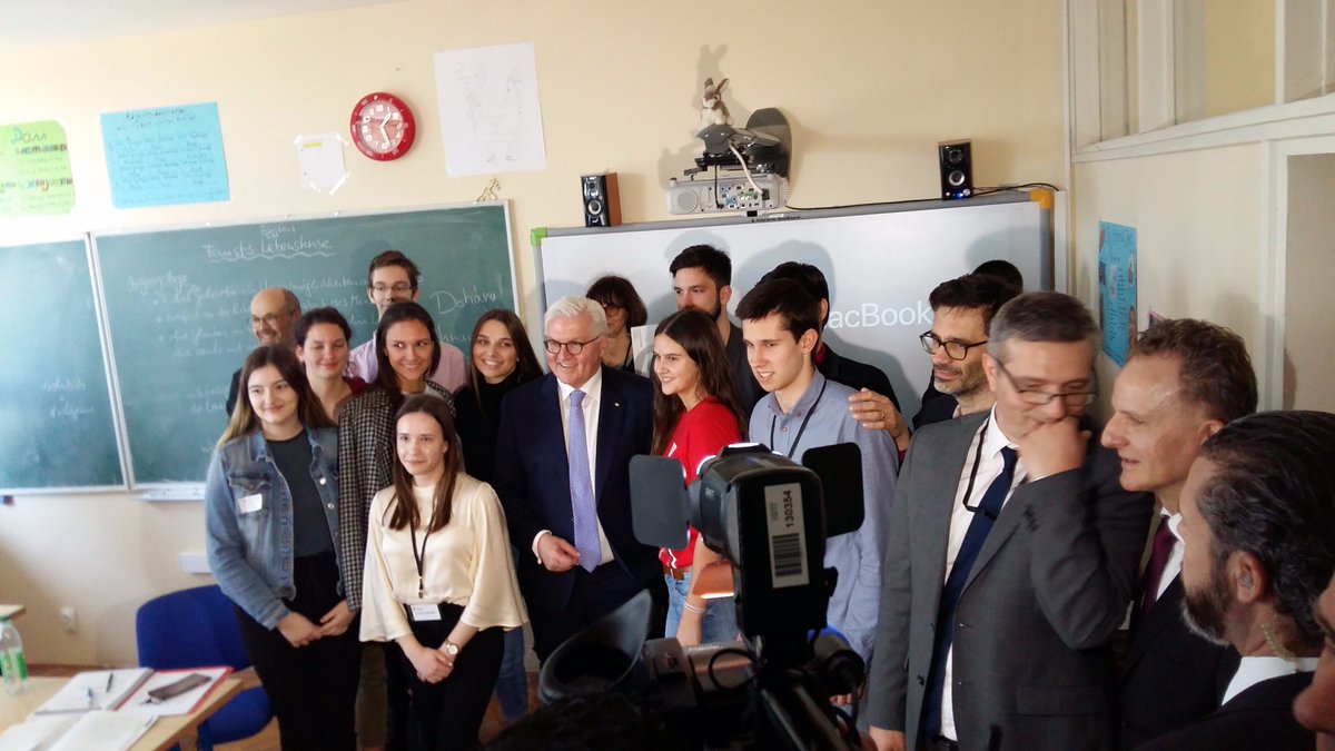 cfronsacq's tweet photo. Quand les élèves déjeunent avec le Président de la République d'Allemagne après l'avoir accueilli en classe !! #eurocampus #DISZ #EFZ #FISZ #AEFE #ZESE https://t.co/uFk8jyxJXZ
