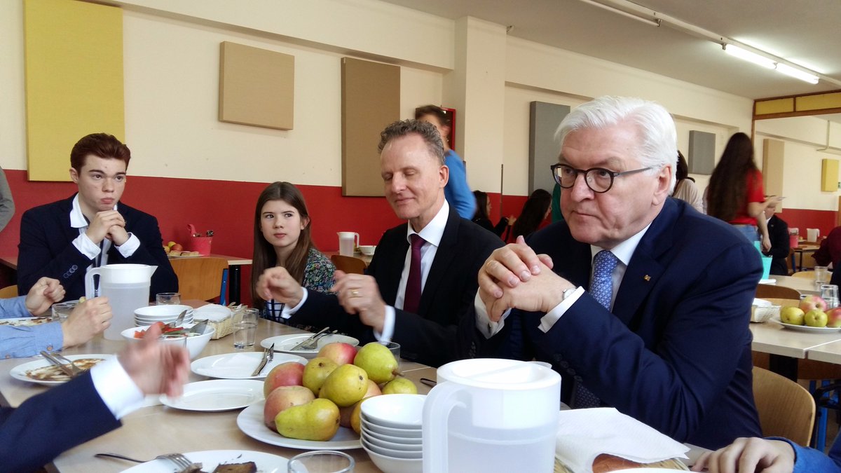cfronsacq's tweet photo. Quand les élèves déjeunent avec le Président de la République d'Allemagne après l'avoir accueilli en classe !! #eurocampus #DISZ #EFZ #FISZ #AEFE #ZESE https://t.co/uFk8jyxJXZ