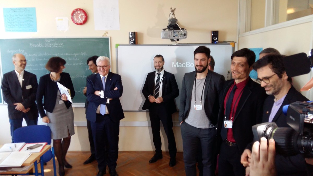 cfronsacq's tweet photo. Quand les élèves déjeunent avec le Président de la République d'Allemagne après l'avoir accueilli en classe !! #eurocampus #DISZ #EFZ #FISZ #AEFE #ZESE https://t.co/uFk8jyxJXZ