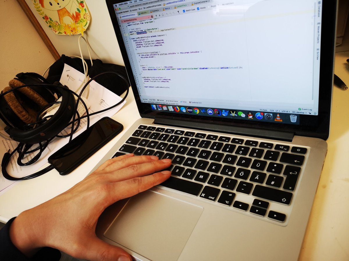 Squiek's tweet photo. Our #CIO wants to help our new employee. First thing he says: "I am not even able to copy and paste on an Apple". The whole staff starts to laugh 😂 
#squiek #startup https://t.co/MxJzPdtasp