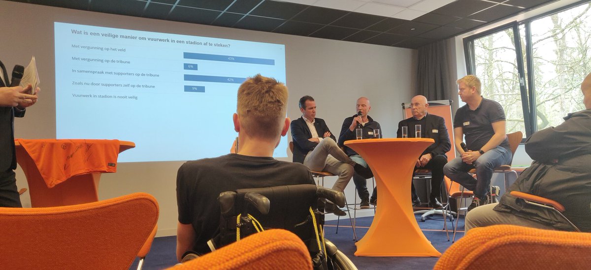 jloos87's tweet photo. Eerste paneldiscussie met @MichaelvanPraag , @KNVB , @Politie en supporters.
#scn2018 #pyro #Vuurwerk https://t.co/ztBAhtWzOi