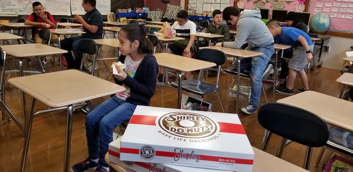 Golfcrest5th's tweet photo. Feeding their stomachs with donuts and brains with knowledge!!! Happy Saturday tutoring! #zamora #barnes #brewster #THRIVEIN5 @GolfcrestES @Erwin_Garcia_ https://t.co/QJK78i2Dwh