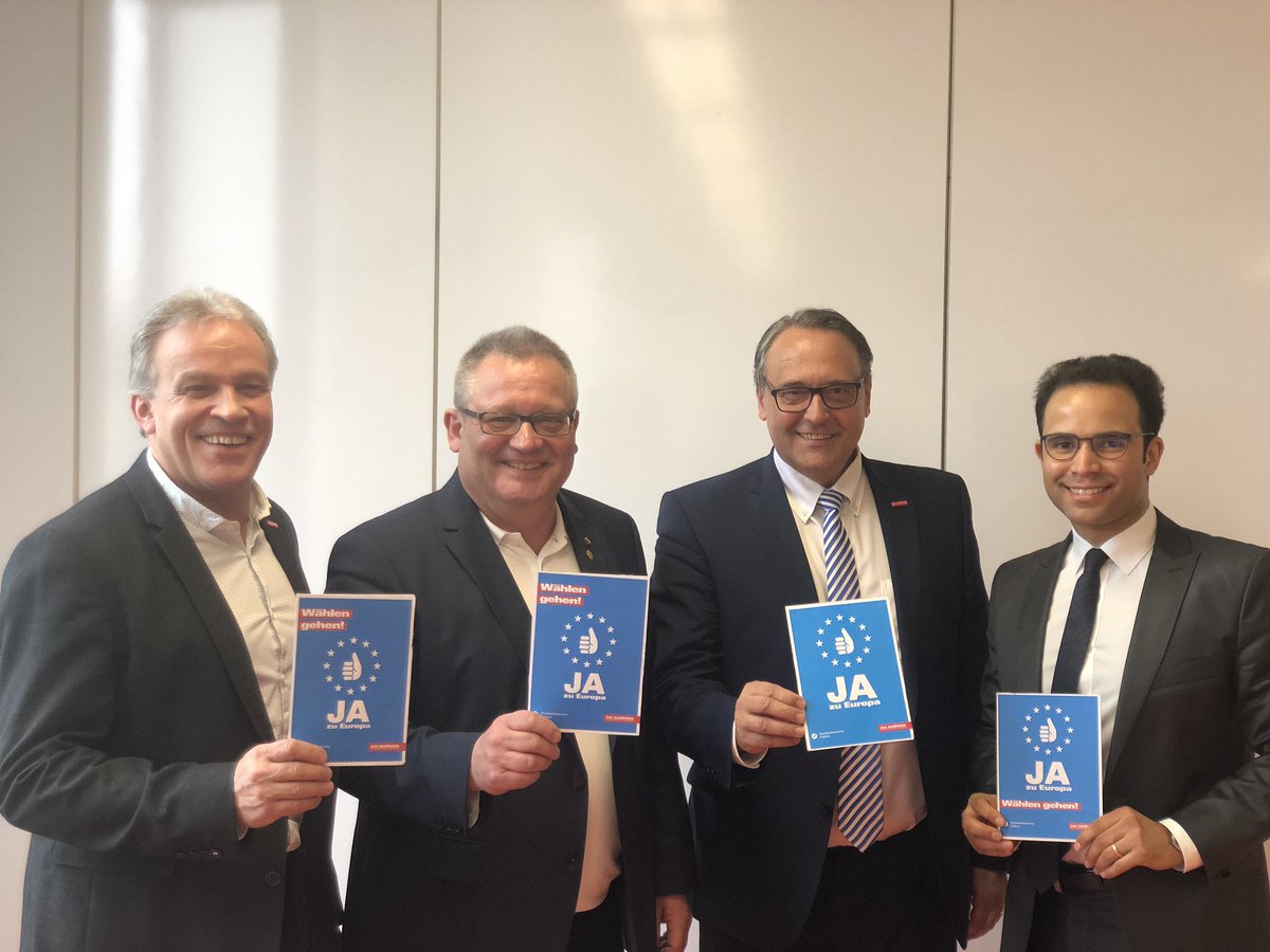 DachdeckerRLP's tweet photo. Mitgliederversammlung des LIV der Dachdecker in RLP: Zu Gast der neue HGF der HWK Koblenz. Landesinnungsmeister Johannes Lauer und HGF Ralf Hellrich haben beide in ihren Vorträgen herausgearbeitet, wie wichtig dem Handwerk ein klares Bekenntnis für Europa ist.
#JA zu Europa👍 https://t.co/1Pb0rqHhAC