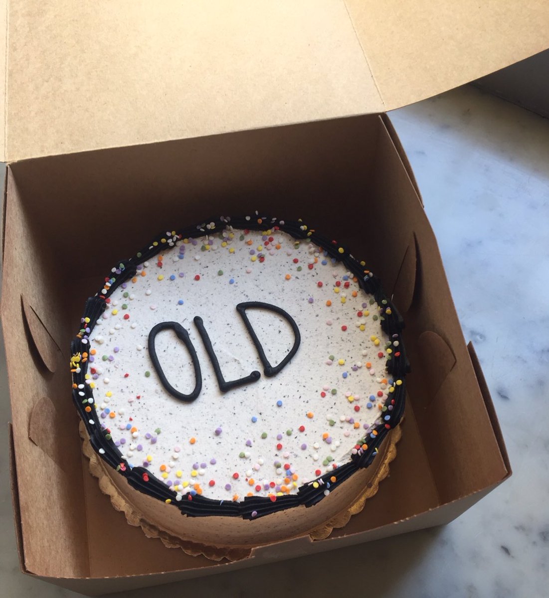 Benin Packaging Pa Twitter Je Suis Fan Benin Packaging Va Tuer Cette Boite A Gateau Change Des Boites Standards Wassa Wassa Que Tout Le Monde Utilise Tu Peux Meme Ajouter L Etiquette