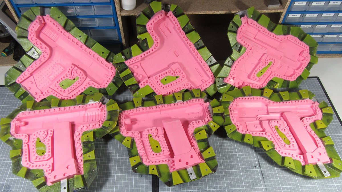 Timuche's tweet photo. Après tout ce travail !
Grand merci à @chinbeard pour avoir partager son savoir via ses vidéos !
-----
After all this work ! 
Thanks to @chinbeard for sharing his knowledge through his videos ! 
#halo #haloprops #props #halopistol #halo #molding #SmoothOn #matrixmold #moldmax30 https://t.co/0xItNh4BSW