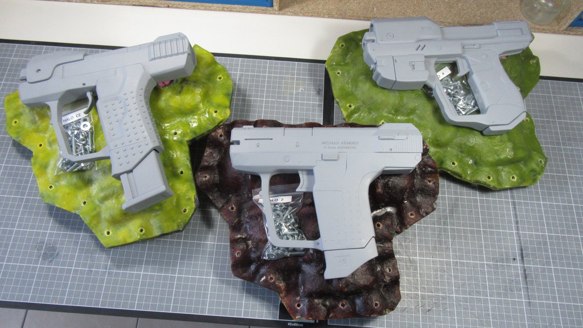 Timuche's tweet photo. Après tout ce travail !
Grand merci à @chinbeard pour avoir partager son savoir via ses vidéos !
-----
After all this work ! 
Thanks to @chinbeard for sharing his knowledge through his videos ! 
#halo #haloprops #props #halopistol #halo #molding #SmoothOn #matrixmold #moldmax30 https://t.co/0xItNh4BSW