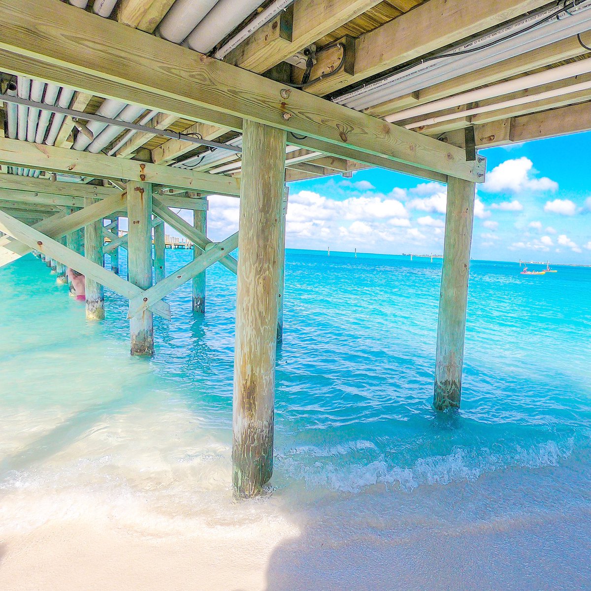 ResortDiaries's tweet photo. Nothing clears the mind and soothes soul like a walk on the beach, especially a beach in the Bahamas 🇧🇸! Look at that water 👀💙💙💙 #ResortDiaries https://t.co/77phQtDQKm
