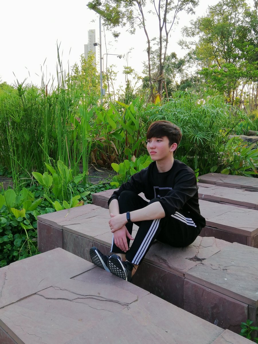 They_dreammerS's tweet photo. ค่อยๆ ไล่ระดับความเท่ไปเรื่อยๆ สองรูปสุดท้ายคือฟ้าสวยมาก และน้องเจมส์ก็ดู..เหงา เหม่อ อาร์ทมาก...

ปล.สีกล้องมือถือสดมากเว่อร์..หญ้าเขียวเกิ้นนน~
#20thJAMESday #james_ppt https://t.co/352SeLmyWk