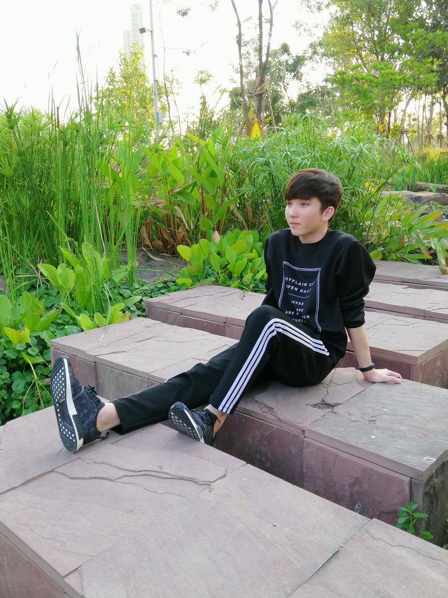 They_dreammerS's tweet photo. ค่อยๆ ไล่ระดับความเท่ไปเรื่อยๆ สองรูปสุดท้ายคือฟ้าสวยมาก และน้องเจมส์ก็ดู..เหงา เหม่อ อาร์ทมาก...

ปล.สีกล้องมือถือสดมากเว่อร์..หญ้าเขียวเกิ้นนน~
#20thJAMESday #james_ppt https://t.co/352SeLmyWk
