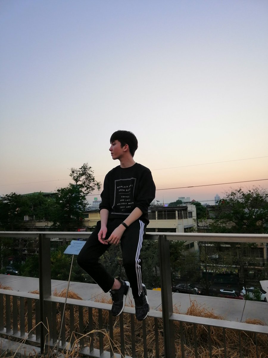They_dreammerS's tweet photo. ค่อยๆ ไล่ระดับความเท่ไปเรื่อยๆ สองรูปสุดท้ายคือฟ้าสวยมาก และน้องเจมส์ก็ดู..เหงา เหม่อ อาร์ทมาก...

ปล.สีกล้องมือถือสดมากเว่อร์..หญ้าเขียวเกิ้นนน~
#20thJAMESday #james_ppt https://t.co/352SeLmyWk