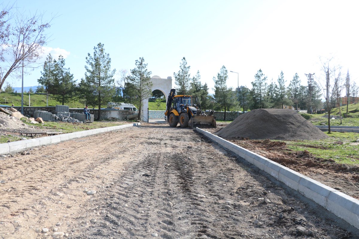 Belediye Başkan V. Sayın <a href="/ihsanemre/">İhsan Emre AYDIN</a> Aydın, mezarlık içi çevre düzenlemesi çalışmalarını inceleyerek çalışmaları yerinde denetledi.
Başkan V. Aydın, çalışmalar sırasında mezarların bulunduğu alanlara dikkat edilerek çevre düzenlemesinin yapıldığını belirtti

#HerŞeyKayabağlarİçin