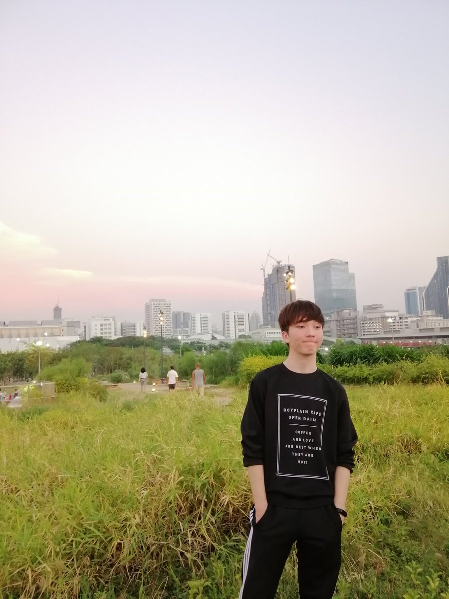 They_dreammerS's tweet photo. ถึงจะเหนื่อย แต่เจมส์ก็สู้นะค้าบบบ แม่ๆ พี่ๆ กดถ่ายมาเล้ย!!

ปล.ฟ้าสวยยยยยมากกกกกกกกก และหญ้าก็เขียวววววววว
#20thJAMESday #james_ppt https://t.co/NUH4N9yHWV