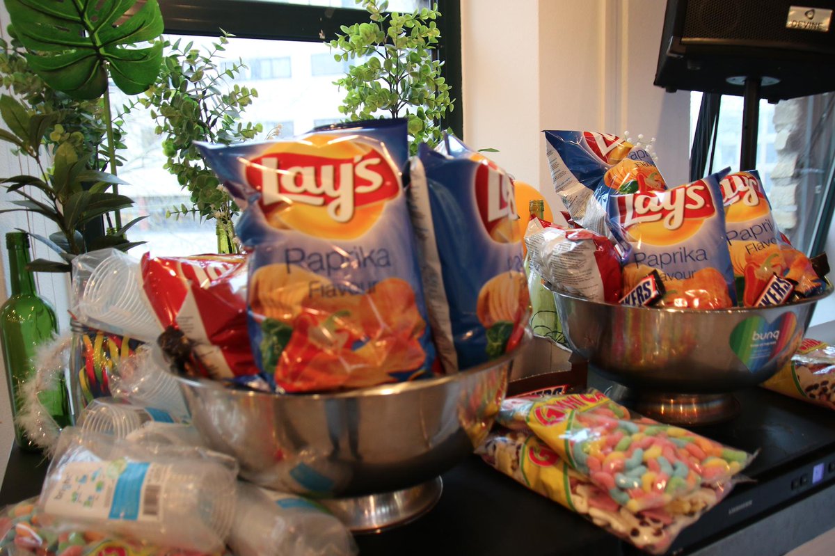 bunq's tweet image. YESSS MORE FOOD 🌭🍔🍕! #bunqhackathon #codetocreate #bunq