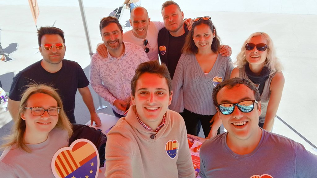 CsCerdanyola's tweet photo. 🍊 Parte de la #FamiliaCs en #Cerdanyola en la #CarpaCs de hoy 💪🏼
Tenemos equipo 👉🏼 salimos a lograr todos juntos la Cerdanyola que nos merecemos #MerecemosCs https://t.co/qlFbGYxH0u