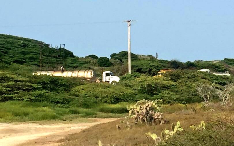 elpiojolopez's tweet photo. Desde la encrucijada, entrada para Adicora, en la carretera Coro-Pto Fijo, me envian esta foto con este comentario y estas preguntas. Cuando le va llegar agua a Pto Fijo, sí abrieron un llenadero aquí. Para donde se va esa agua? La venden o la reparten a las comunidades? https://t.co/vdm0dGmjps
