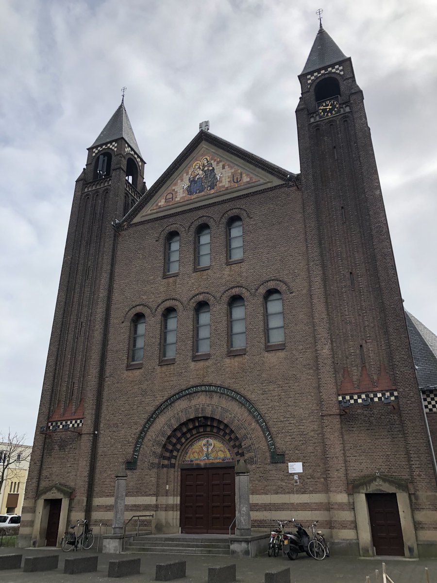 RvanAsten's tweet photo. Prachtige wandeling gemaakt door de Heesterbuurt in #Segbroek over de typische Nieuwe Haagse School architectuur. Dank voor de uitnodiging @NHS100jaar ! https://t.co/clzdnhMKd4