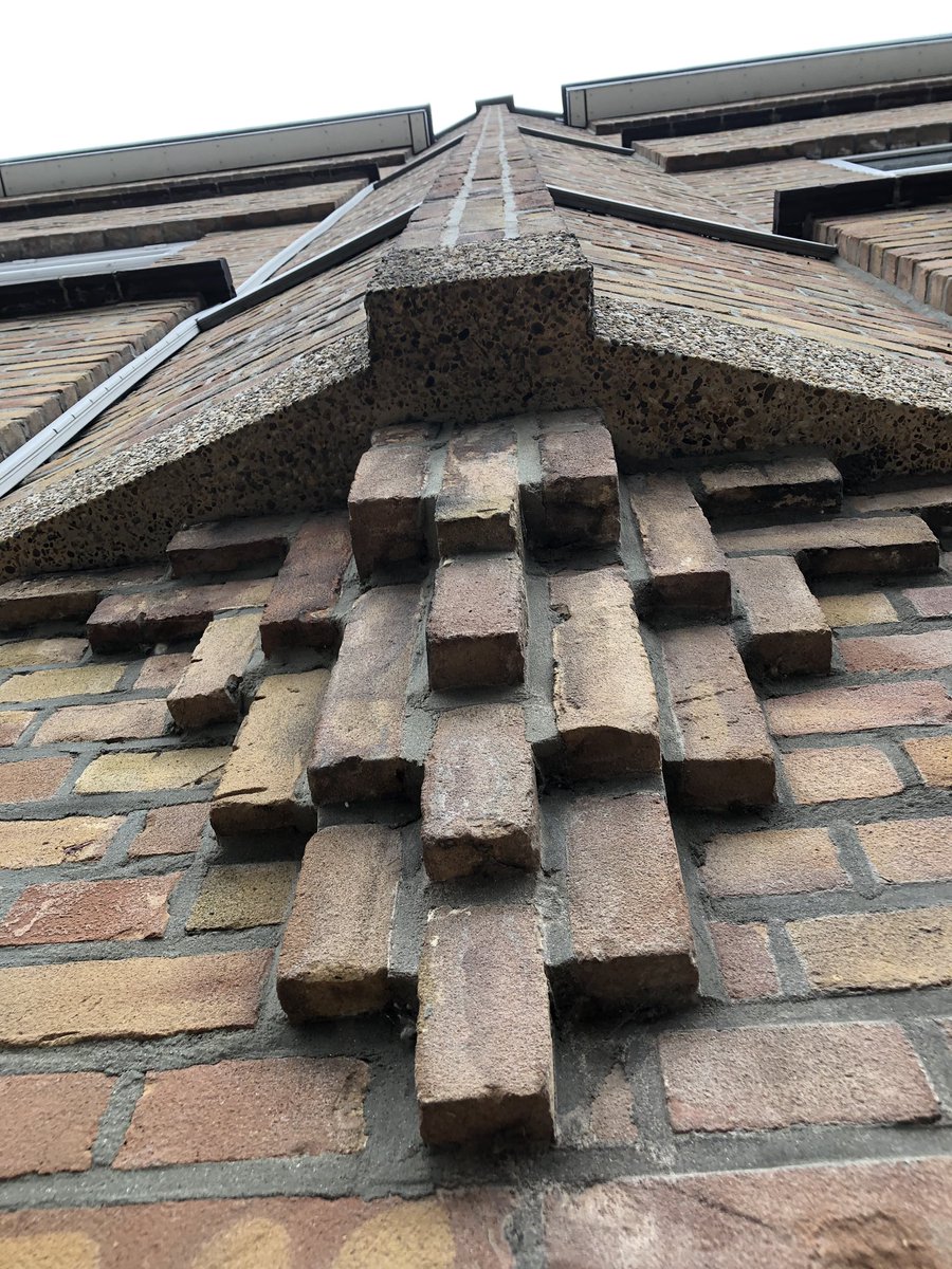 RvanAsten's tweet photo. Prachtige wandeling gemaakt door de Heesterbuurt in #Segbroek over de typische Nieuwe Haagse School architectuur. Dank voor de uitnodiging @NHS100jaar ! https://t.co/clzdnhMKd4