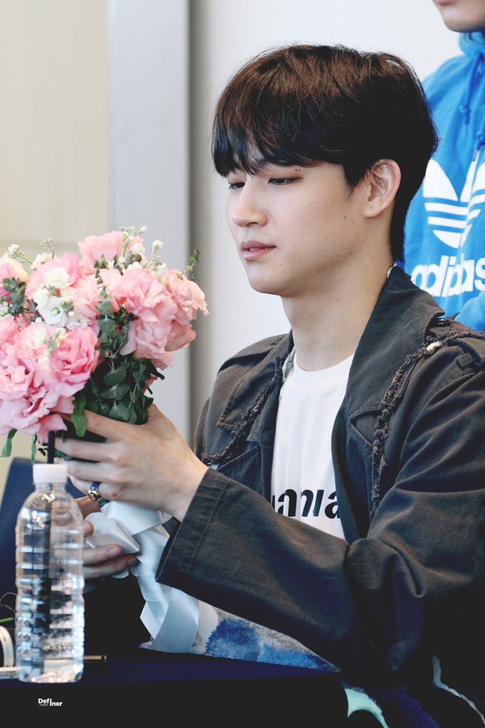 defjbpics's tweet photo. you're the prettiest flower https://t.co/BMf4abSBg9