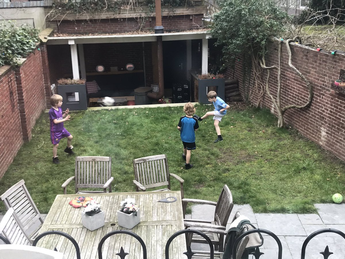 Heerlik. Lekker boete voetballe in de korte box. #zoëwieutvruugeraukwaas #love-it.