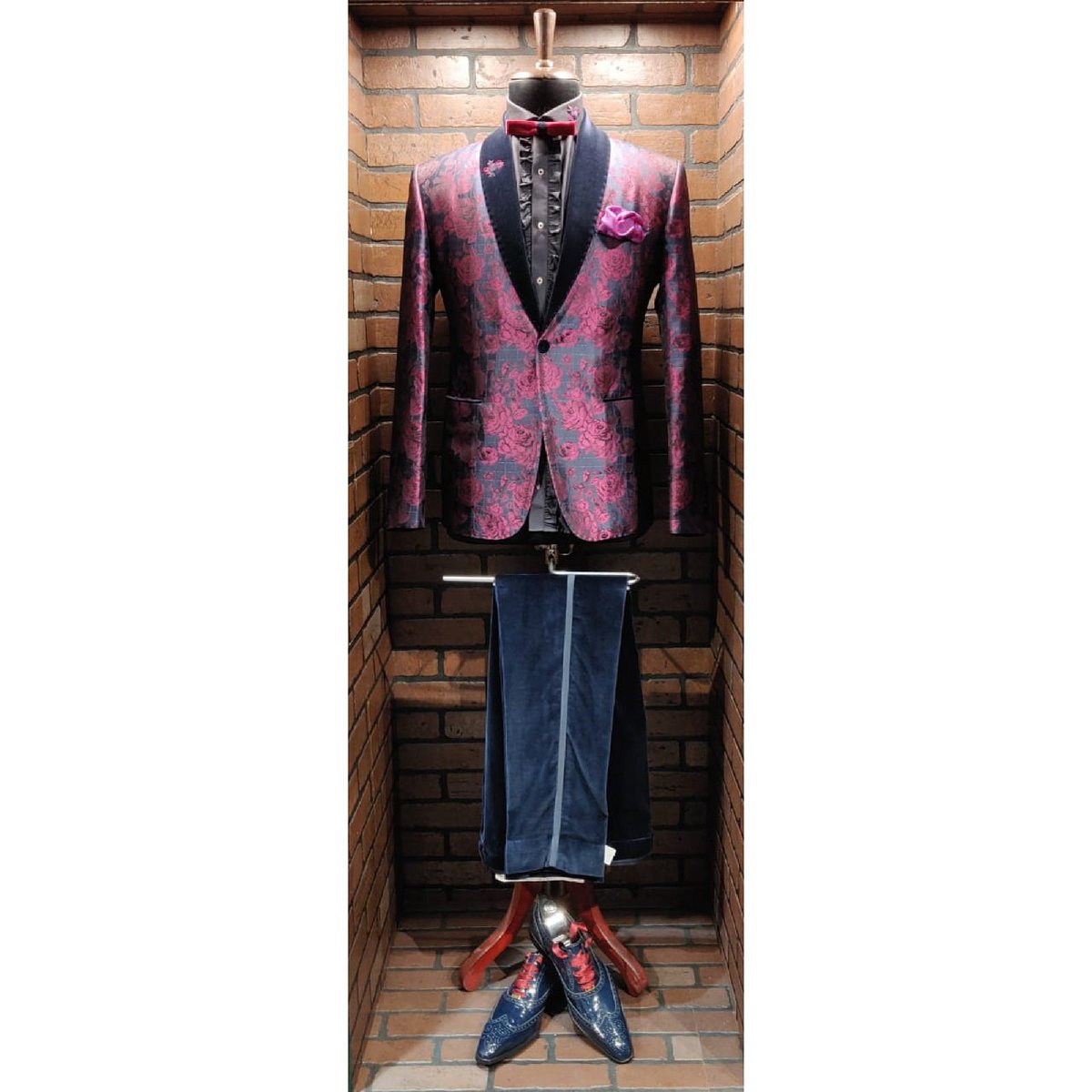 House_Of_SM's tweet photo. A patent for every Red Carpet!

#bespoke | #menswear | #Couture 

#Righttostylefree #protip
#handcrafted #SaturdayMotivation 
#FilmfareAwards2019 https://t.co/BxrjlMK9LA