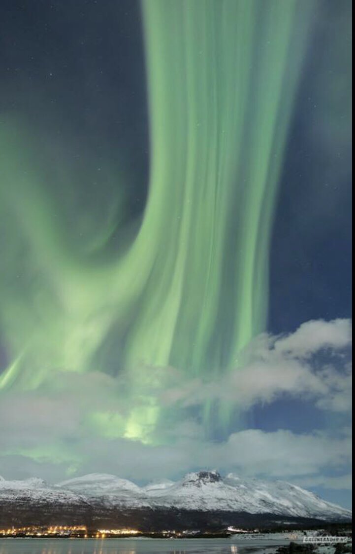 RefiningbyFire (@refiningbyfire) on Twitter photo <a href="/MelissaLeggett4/">Melissa Leggett โ๐งจ๐บ๐ธ๐บ๐ธ</a> A crack in the Earth's magnetic field over the weekend (not uncommon around the Equinox) allowed the Solar Wind to pour in over Norway. The result? A fantastic display of the Northern Lights, that look like it's almost flowing to the ground! Very cool. (spaceweather.com) <a href="/MelissaLeggett4/">Melissa Leggett โ๐งจ๐บ๐ธ๐บ๐ธ</a> A crack in the Earth's magnetic field over the weekend (not uncommon around the Equinox) allowed the Solar Wind to pour in over Norway. The result? A fantastic display of the Northern Lights, that look like it's almost flowing to the ground! Very cool. (spaceweather.com)