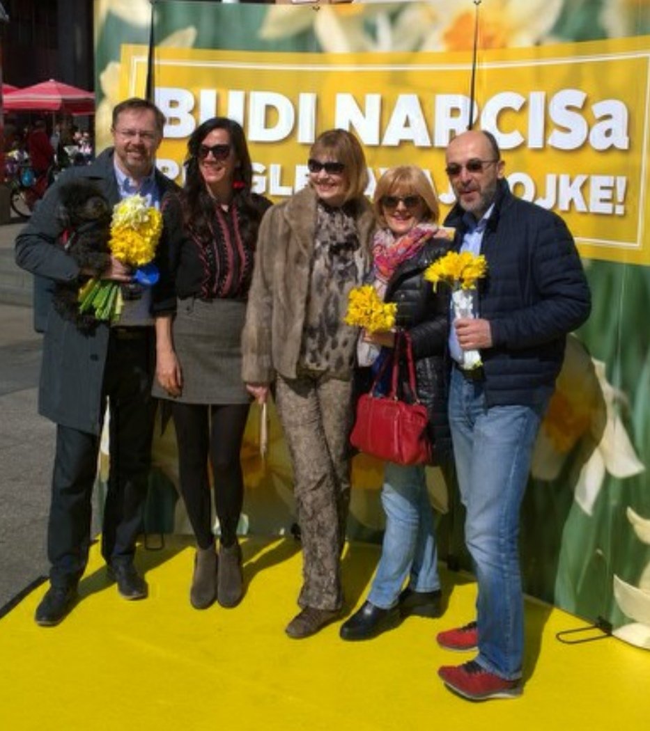 SinisaVarga's tweet photo. Poklanjanjem stručka narcisa podsjetimo svoje sugrađanke da provođenjem redovitih preventivnih aktivnosti (samopregled, UZV dojki, mamografija, te sudjelovanje u programima probira) čuvamo i unaprjeđujemo vlastito zdravlje, ali i zdravlje društva u cjelini. #dannarcisa https://t.co/4zd2UH87U8