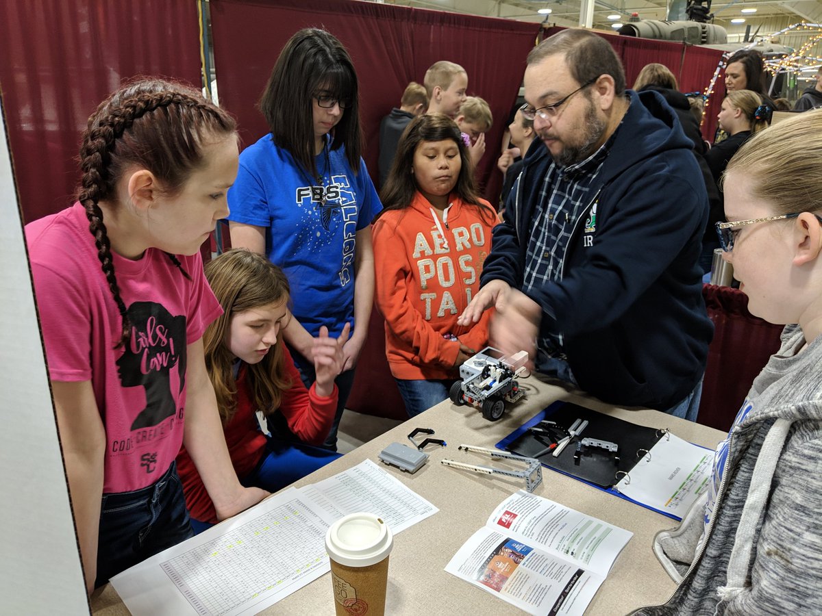 JamesPow_Techie's tweet photo. Strategy before the practice table #FLL https://t.co/Y6hdKbXw74