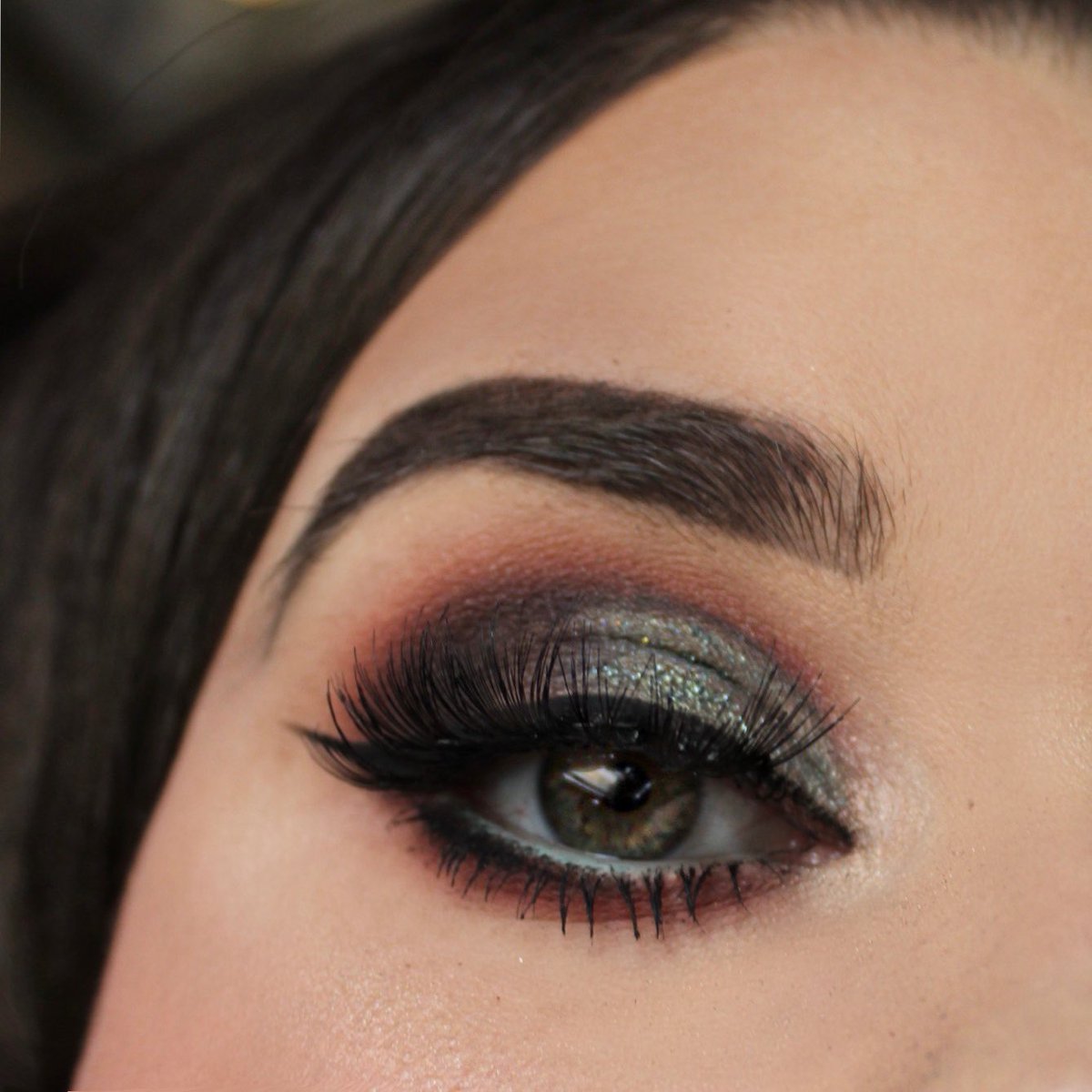 mabsmakeup's tweet photo. @norvina1 @ABHcosmetics #norvina 
Self made and modern ren palette, dip brow in dark brown. 

@tartecosmetics clay paint liner
@EylureOfficial pre glued lashes in exaggerate 

🖤🧡 #makeup https://t.co/b5TpX64YiM