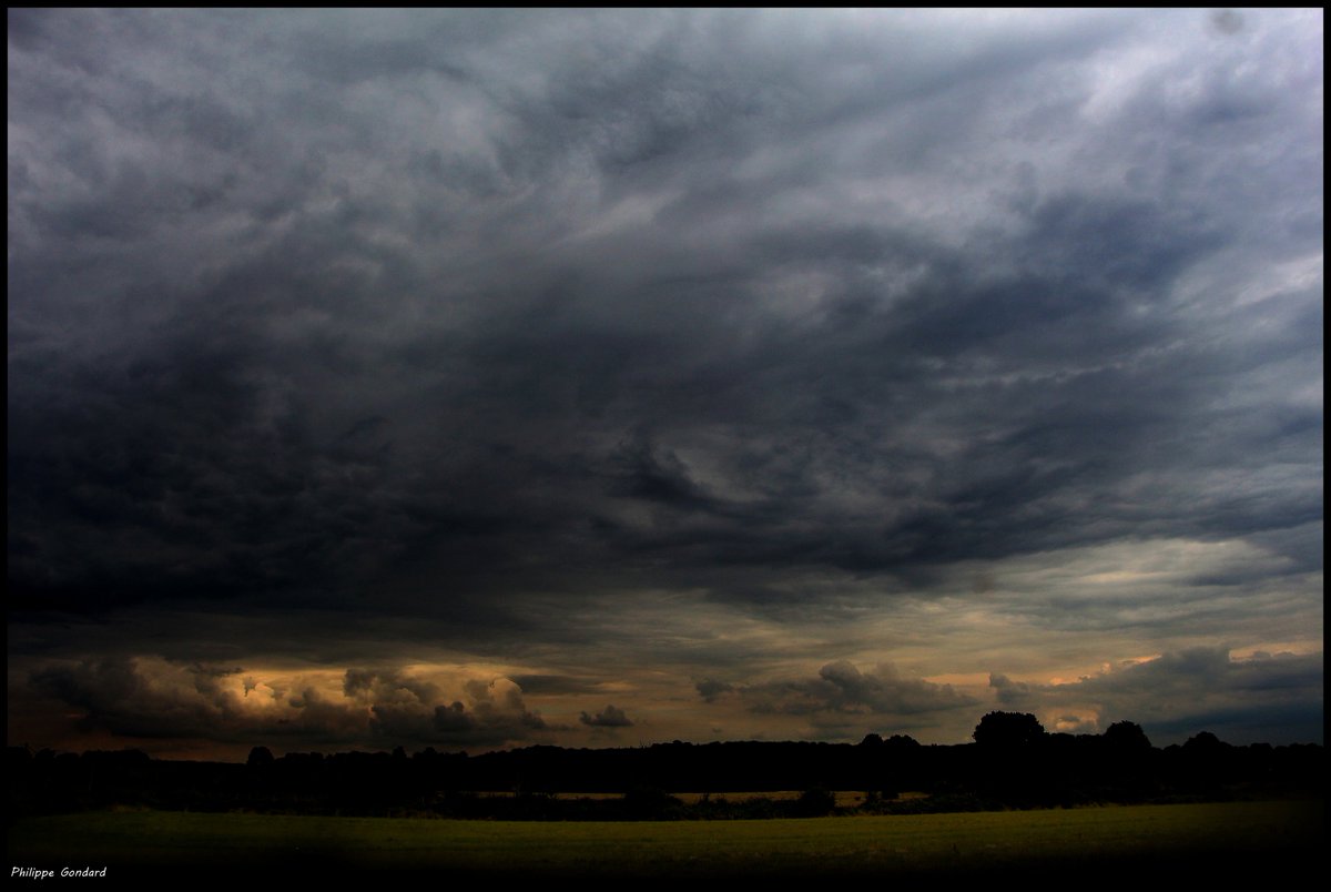 PhilGondard's tweet photo. Bazouges sur le Loir (Sarthe) #bazouges #loir #leloir #valléeduloir #loirtourisme #sarthe #lasarthe #sarthetourisme #labellesarthe #labelsarthe #ciel #sky #orage #campagne #paysage #landscape #landscapephotography https://t.co/k9sCRRuXaj