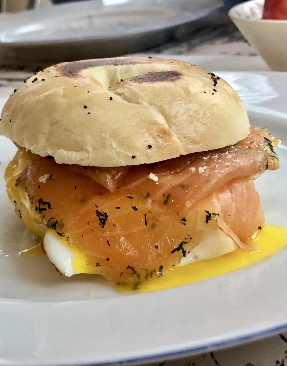 I don’t usually have breakfast but when the Mrs R special is on the menu it’s a whole different story 👊🏼 Toasted bagel, gravlox salmon, cream cheese and a runny egg!!💥💥🌈