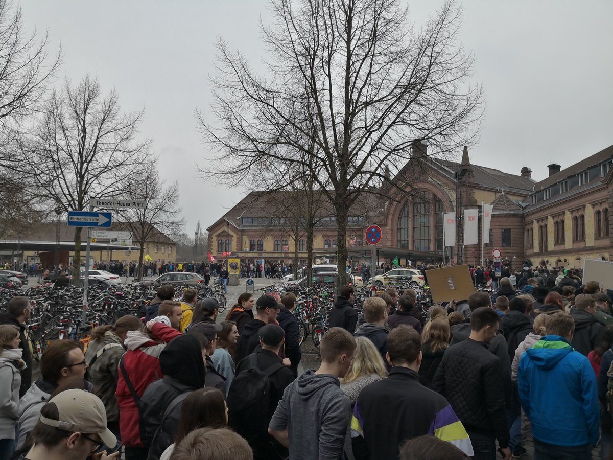 Es geht dann mal los, der Bahnhofsvorplatz ist voll! #Artikel13 #SaveTheInternet