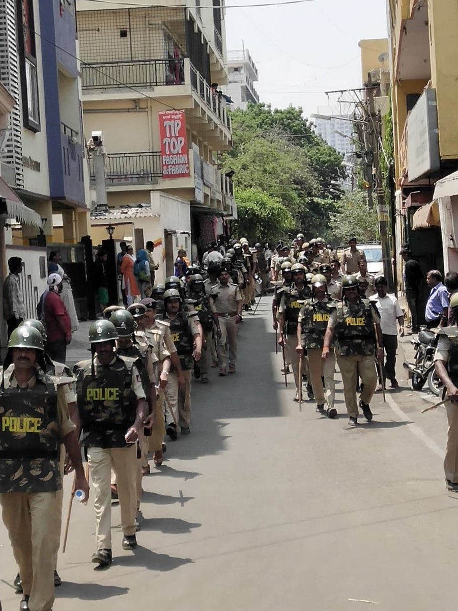 DCPNorthBCP's tweet photo. ಲೋಕಸಭಾ ಚುನಾವಣೆ ಹಿನ್ನೆಲೆಯಲ್ಲಿ ಸಾರ್ವಜನಿಕರಲ್ಲಿ ಭದ್ರತೆ ಹಾಗೂ ಶಾಂತಿಯ ಕುರಿತು  ವಿಶ್ವಾಸ ಮೂಡಿಸಲು ಬೆ���ಗಳೂರಿನ ಉತ್ತರ ವಿಭಾಗದ ಡಿಸಿಪಿರವರು ಮತ್ತು ಉತ್ತರ ವಿಭಾಗದ ಪೊಲೀಸರು, ಕೇಂದ್ರ ಭದ್ರತಾ ಪಡೆಗಳು ಬೆಂಗಳೂರಿನ ಶ್ರೀರಾಂಪುರ ಪೊಲೀಸ್ ಠಾಣೆಯ ಸರಹದ್ದಿನಲ್ಲಿ ಪಥ ಸಂಚಲನ ನಡೆಸಿದರು. https://t.co/FR0NHb36im