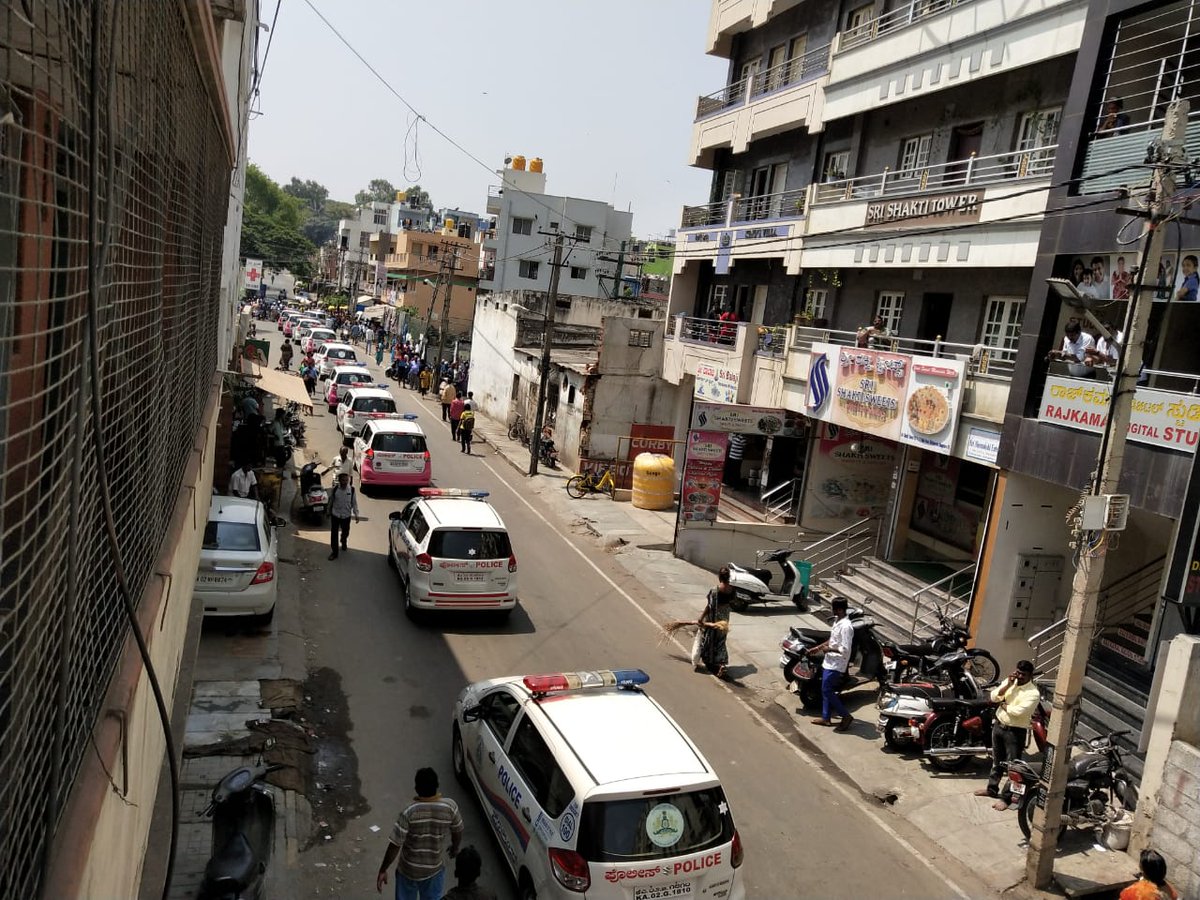 DCPNorthBCP's tweet photo. ಲೋಕಸಭಾ ಚುನಾವಣೆ ಹಿನ್ನೆಲೆಯಲ್ಲಿ ಸಾರ್ವಜನಿಕರಲ್ಲಿ ಭದ್ರತೆ ಹಾಗೂ ಶಾಂತಿಯ ಕುರಿತು  ವಿಶ್ವಾಸ ಮೂಡಿಸಲು ಬೆ���ಗಳೂರಿನ ಉತ್ತರ ವಿಭಾಗದ ಡಿಸಿಪಿರವರು ಮತ್ತು ಉತ್ತರ ವಿಭಾಗದ ಪೊಲೀಸರು, ಕೇಂದ್ರ ಭದ್ರತಾ ಪಡೆಗಳು ಬೆಂಗಳೂರಿನ ಶ್ರೀರಾಂಪುರ ಪೊಲೀಸ್ ಠಾಣೆಯ ಸರಹದ್ದಿನಲ್ಲಿ ಪಥ ಸಂಚಲನ ನಡೆಸಿದರು. https://t.co/FR0NHb36im
