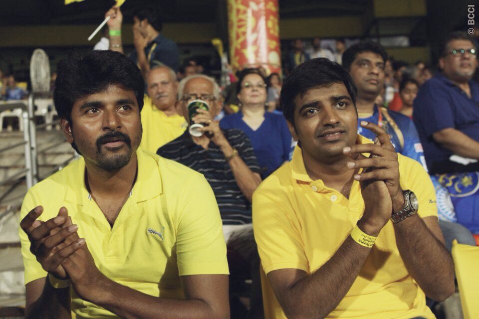 actorsathish's tweet photo. Match win... Series win lam thaandi @ChennaiIPL அணியை Yellow jersey யில் பார்ப்பதே அழகு...😍😍🤗🤗 நான்காவது முறையாக கோப்பையை வெல்ல @ChennaiIPL அணிக���கு வாழ்த்துக்கள் 💪💪👍👍 Hard core fans of #CSK and @msdhoni https://t.co/l5VdgAw7Eh