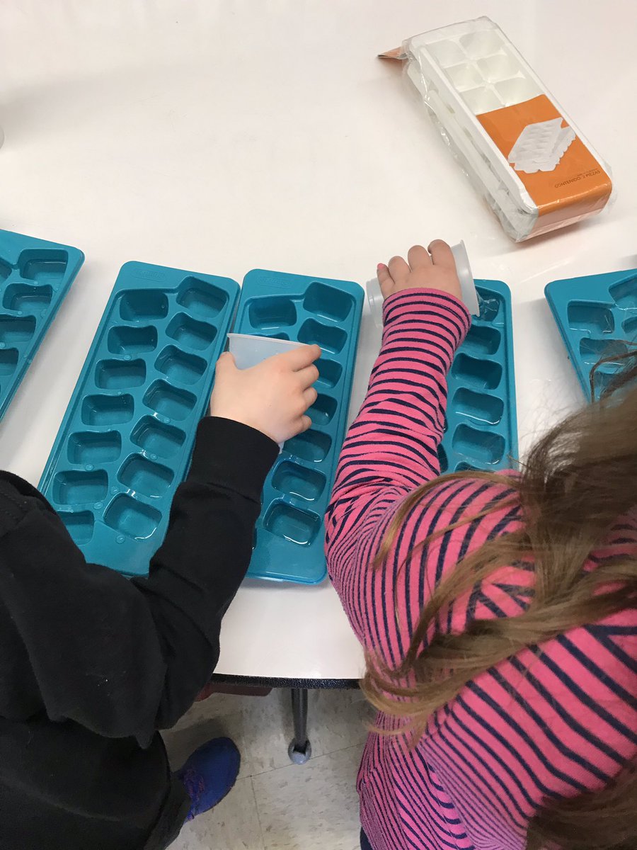 MaryannMholmes's tweet photo. Ss making ice cubes to demonstrate how a liquid changes to a solid! #OTESFutureReady #OTESPride @CPicernoABC @dryanoceantwp https://t.co/epaQVppbKU